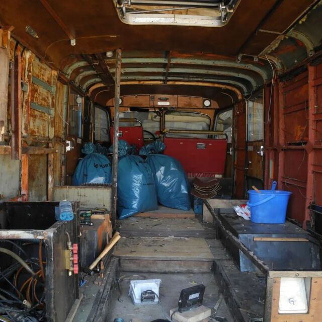 Innenausbau vom Borgward kommt raus, erstaunlich guter Zustand hinter Wand und Decke (und eklige Glaswolle)
